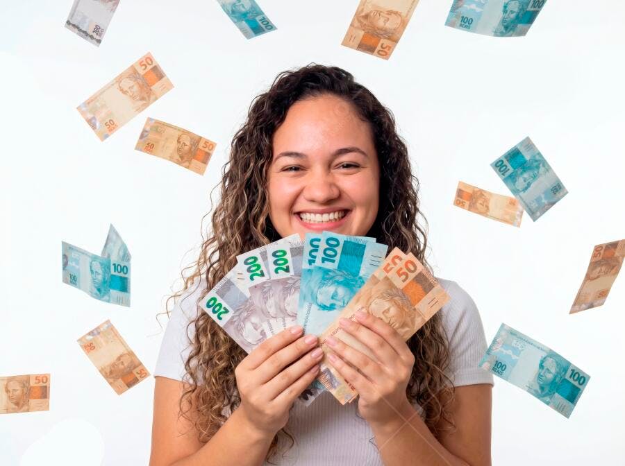 Foto Mulher Jovem Sorrindo Segurando Dinheiro Real Brasileiro