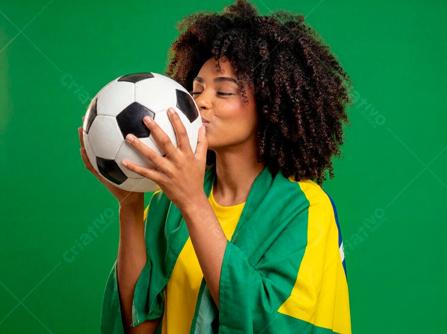 Foto Mulher Negra Beijando Bola de Futebol Bandeira Brasil