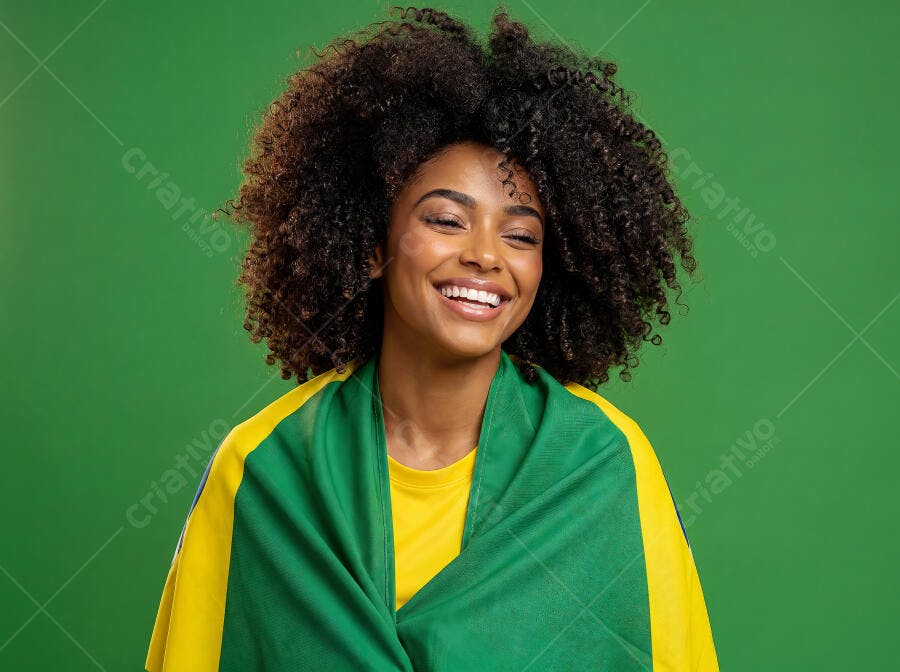 Foto Mulher Negra Cabelo Cacheado Sorrindo Bandeira Brasil
