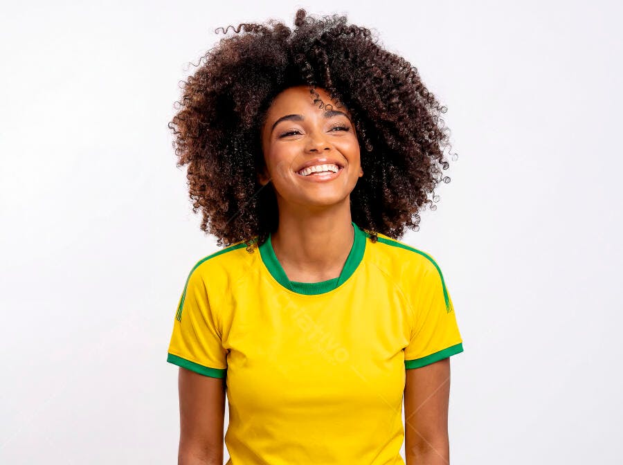 Foto Mulher Negra Cabelo Cacheado Sorrindo Camisa Brasil