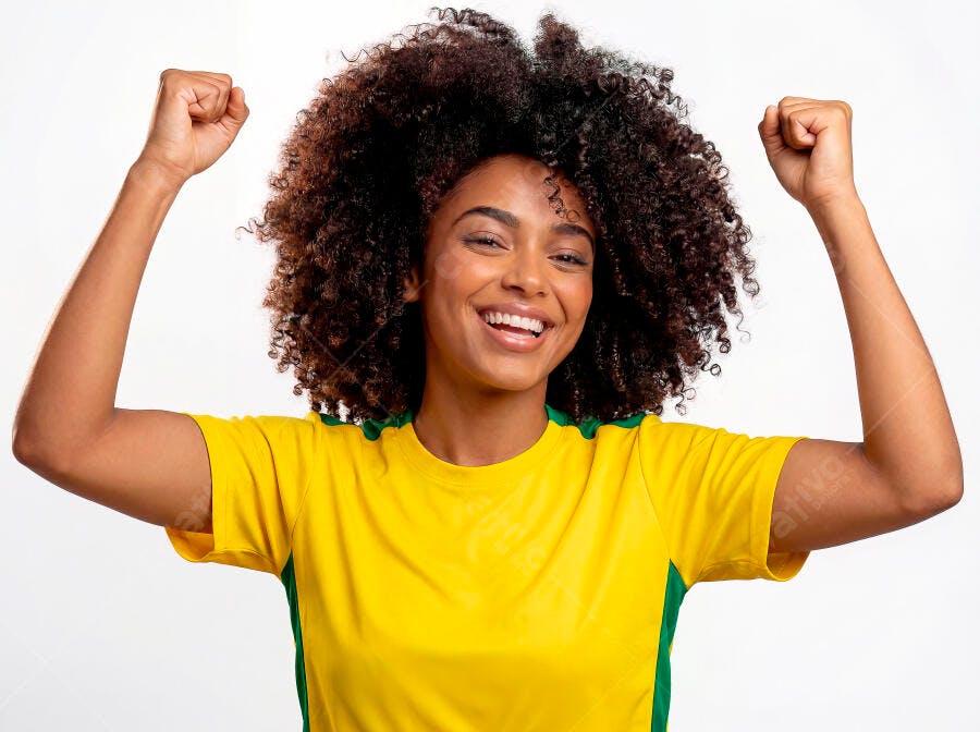 Foto Mulher Negra Cabelo Cacheado Vibrando Camisa Brasil