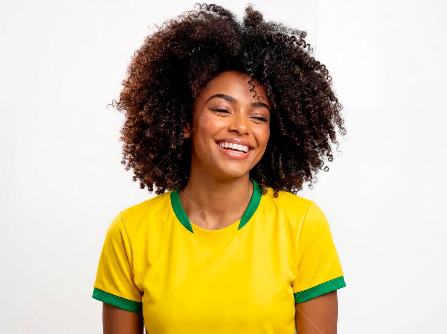 Foto Mulher Negra Sorrindo Camisa Brasil Fundo Branco