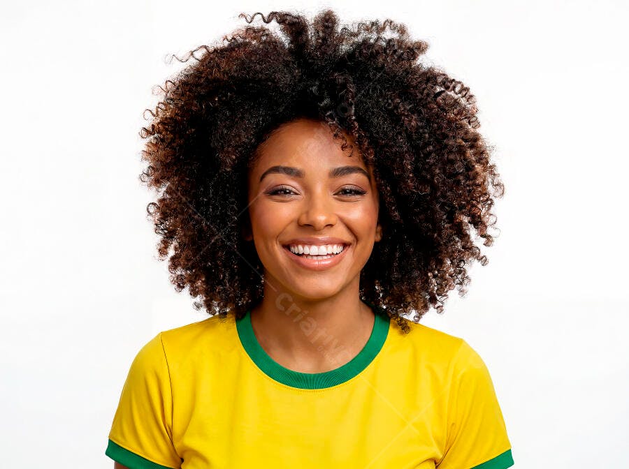 Foto Mulher Negra Sorrindo Camisa Brasil Fundo Branco