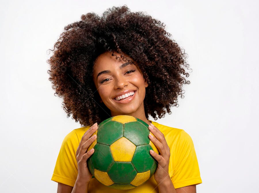 Foto Mulher Negra Sorrindo Segurando Bola de Futebol Copa do Mundo