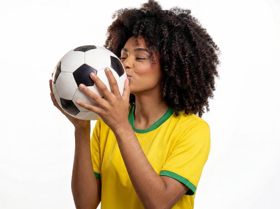 Foto Mulher Negra Torcedora Beijando Bola de Futebol Camisa Brasil