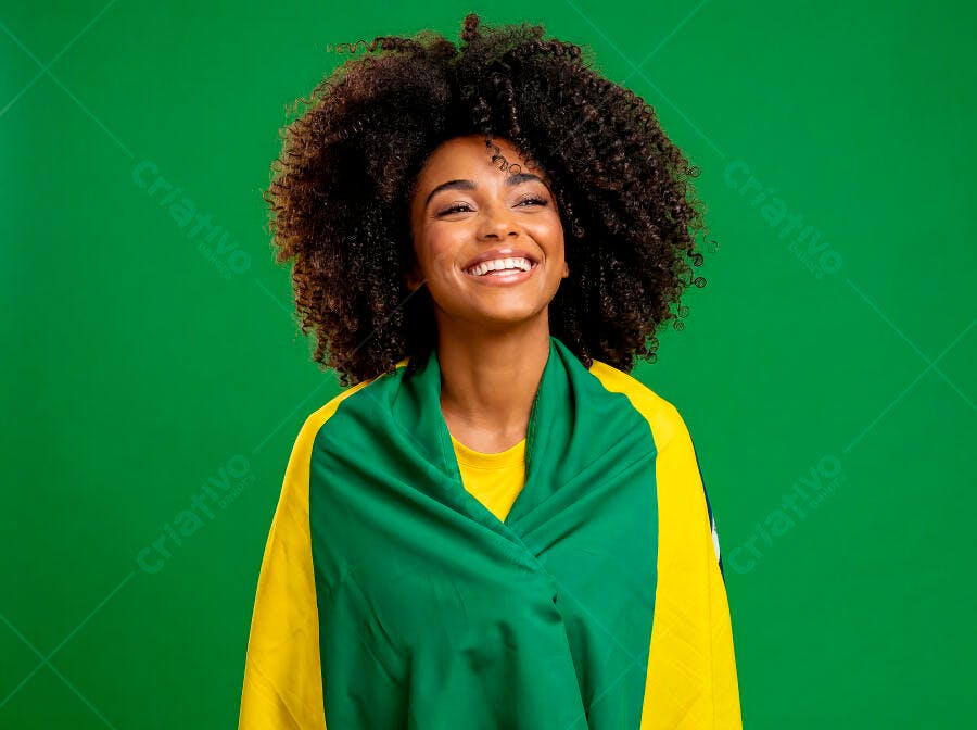 Foto Mulher Negra Torcedora Brasil Sorrindo Fundo Verde Estúdio