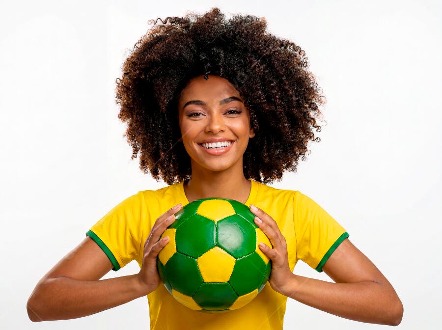 Foto Mulher Negra Torcedora Brasil Sorrindo Segurando Bola de Futebol