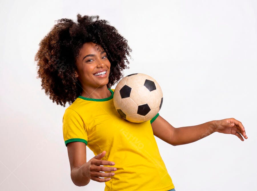 Foto Mulher Negra Torcedora Brasileira Sorrindo com Bola de Futebol
