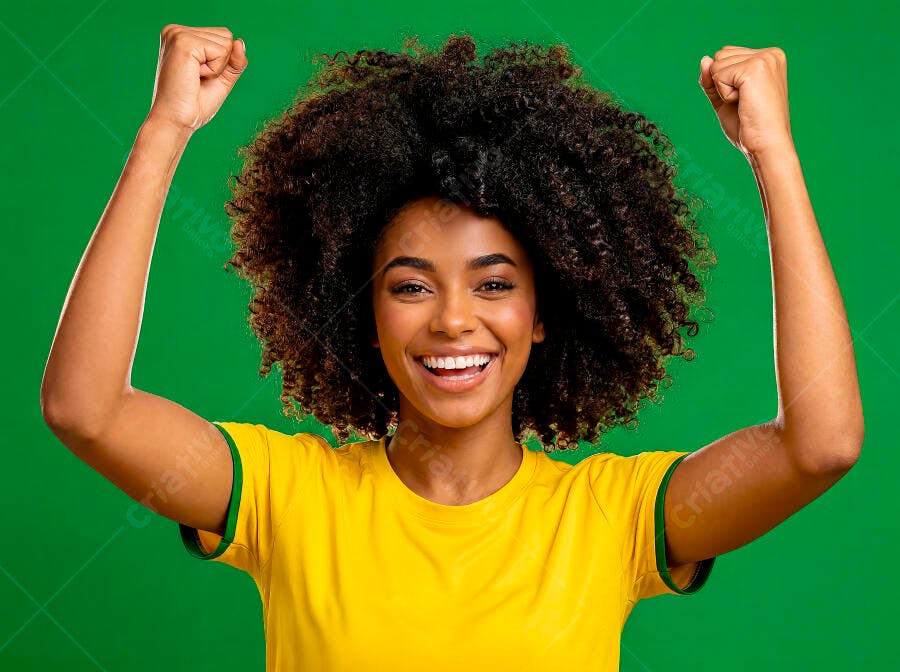Foto Mulher Negra Torcedora Sorrindo Fundo Verde Brasil