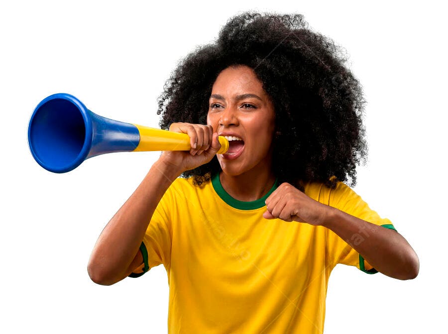 Foto Mulher Negra Torcendo Vuvuzela Camisa Brasil Fundo Branco