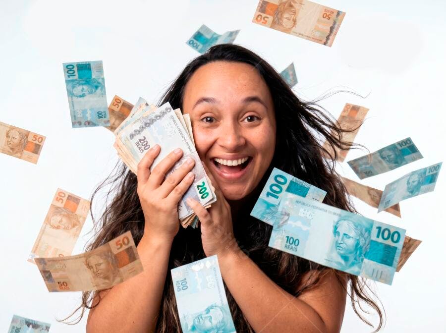 Foto Mulher Feliz Dinheiro Real Brasileiro Caindo Fundo Branco