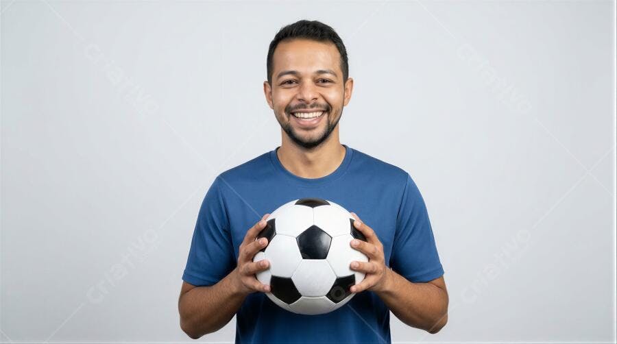 Foto Homem Sorrindo Segurando Bola de Futebol Fundo Branco