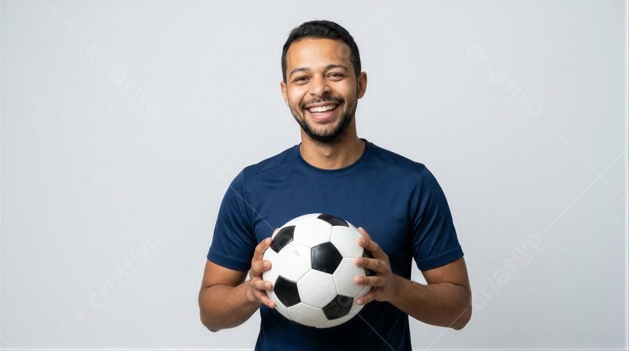 Foto Homem Sorrindo Segurando Bola de Futebol Fundo Branco