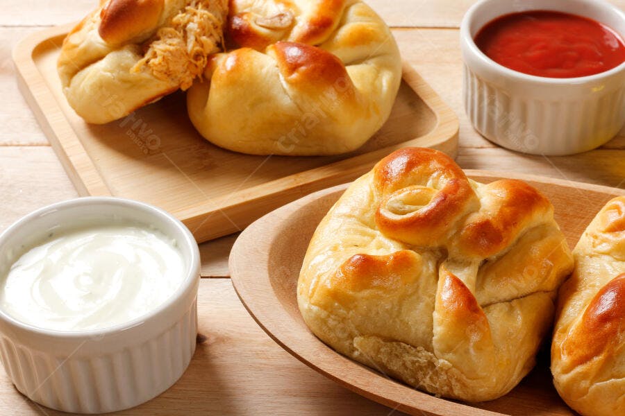 Foto Pãozinho Recheado Frango Cremoso Molhos Mesa Madeira