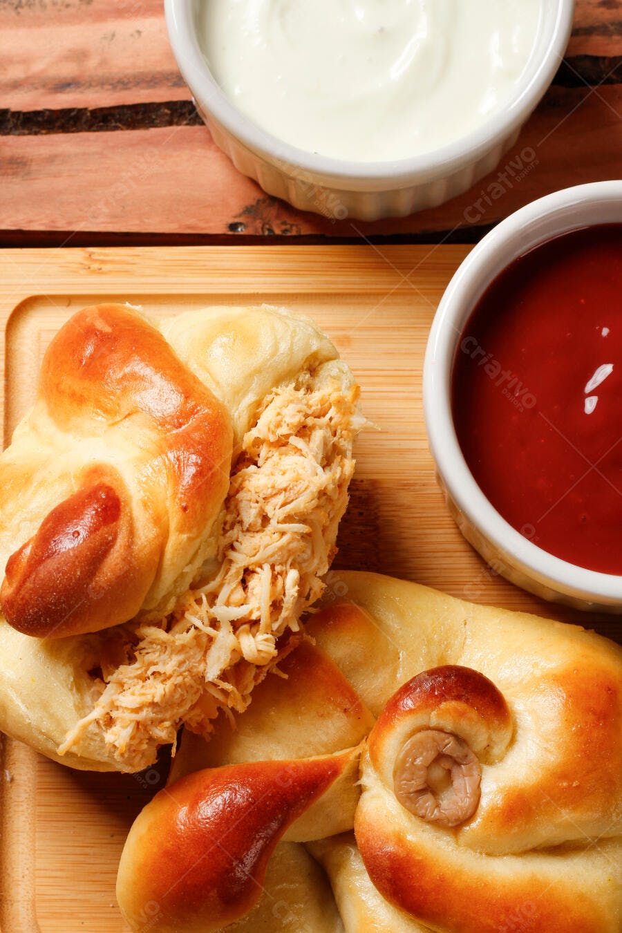 Foto Salgado de Frango e Salsicha com Molhos Flat Lay
