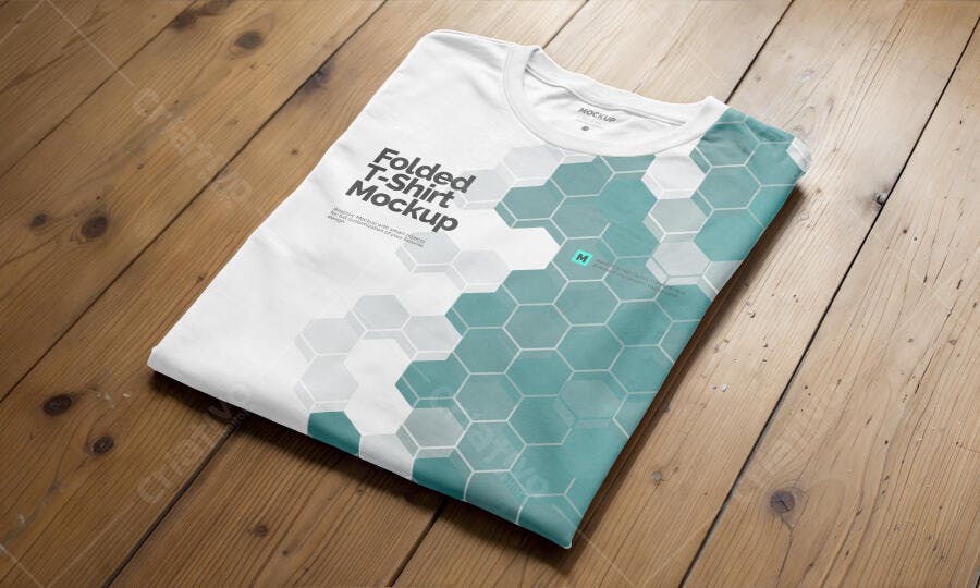Mockup Camiseta Dobrada Fundo Madeira Realista Editável