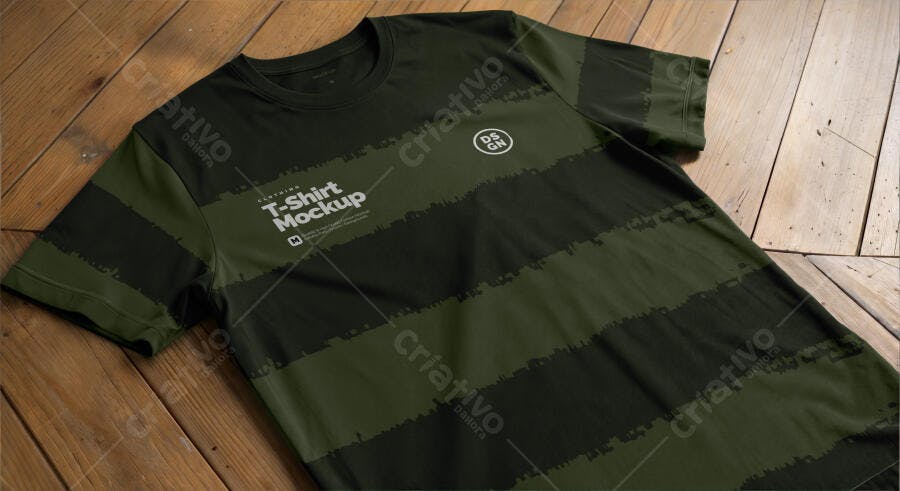 Mockup Camiseta Masculina Tecido Escuro Mesa Madeira Editável