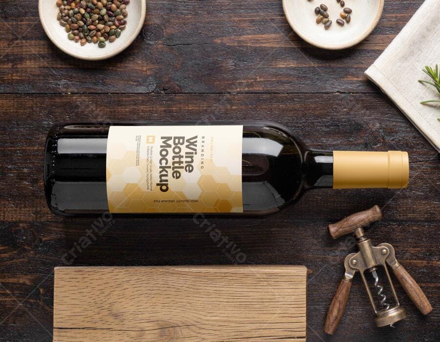 Mockup Garrafa Vinho Flat Lay Mesa Madeira Editável