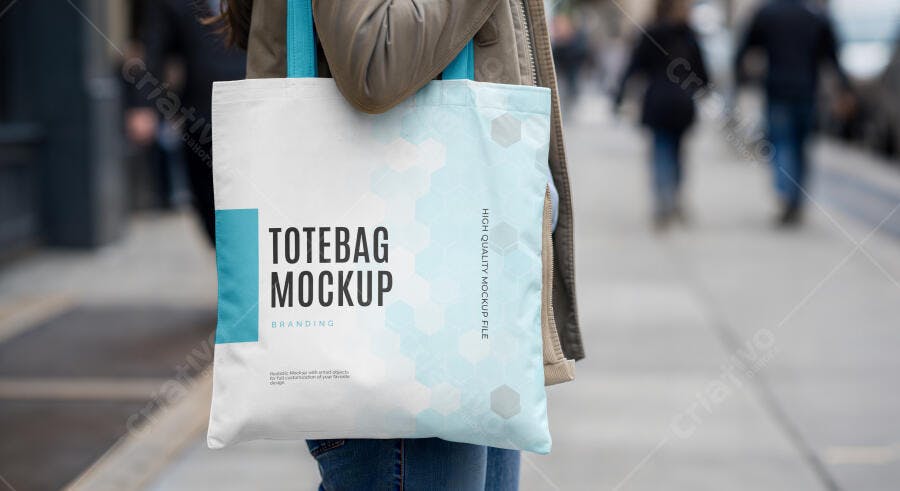Mockup Totebag Tecido Lifestyle Mãos Segurando Editável
