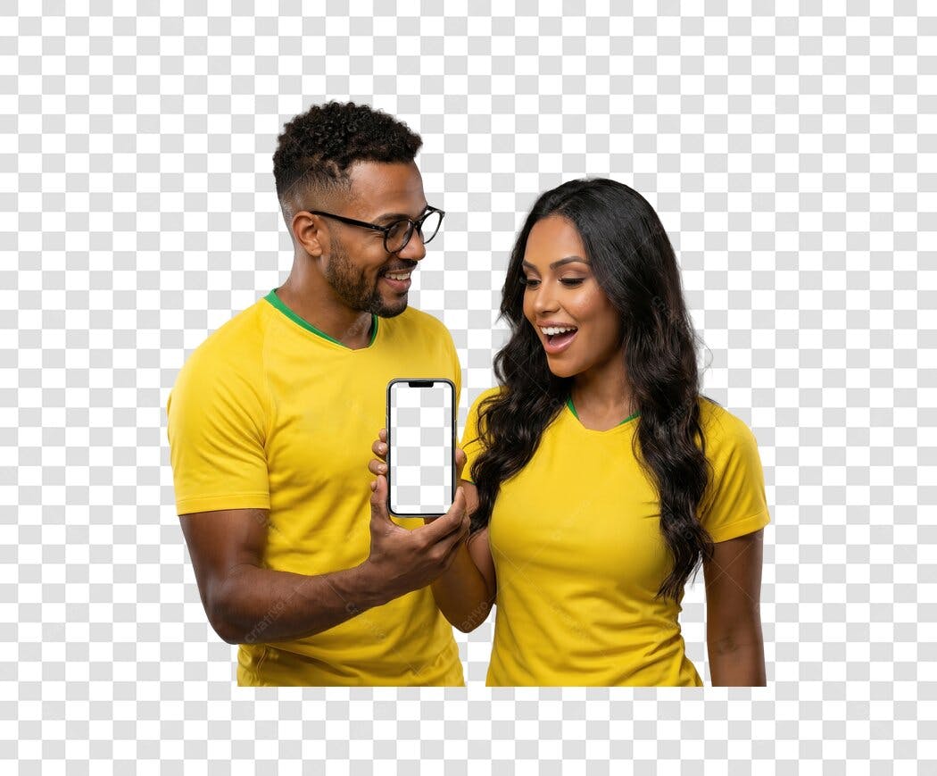 Foto Recortada Casal Brasileiro Camisa Amarela Celular PNG Fundo Transparente