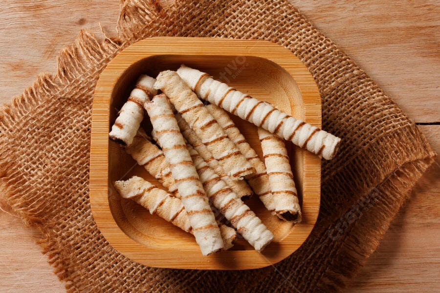 Foto Biscoito Wafer Rolinho Recheado Tigela Madeira