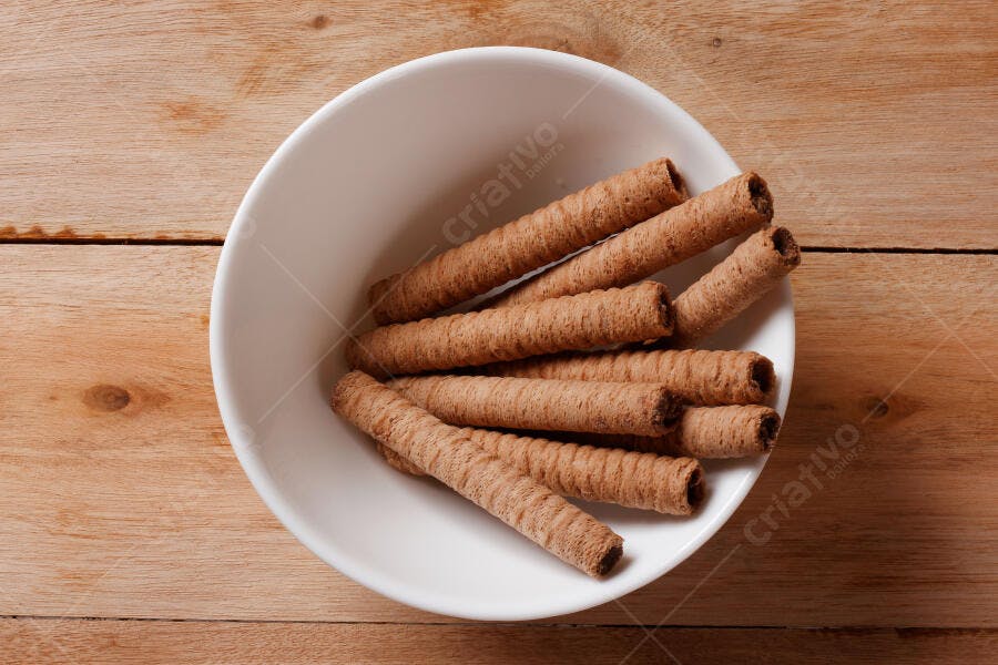 Foto Biscoito Wafer Roll Recheado Tigela Branca Madeira