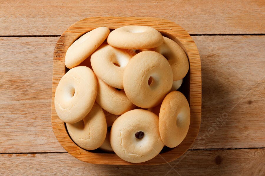 Biscoito de Polvilho Doce em Tigela de Madeira Foto Produto