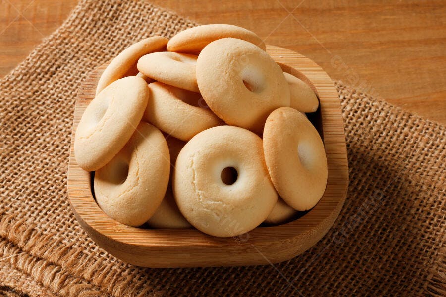 Biscoitos de Polvilho Doce em Tigela de Madeira Fundo Rústico