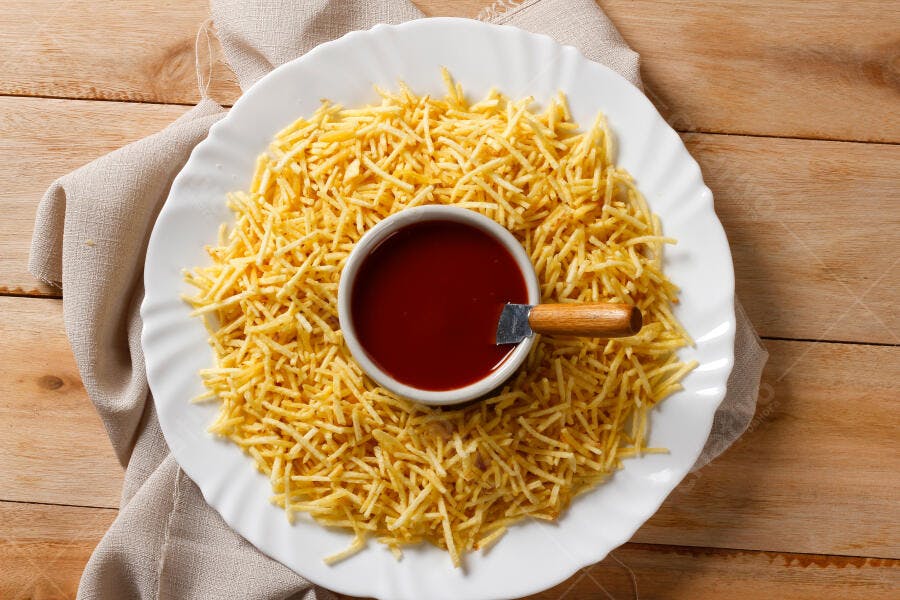 Foto Batata Palha com Molho Ketchup Prato Branco Madeira