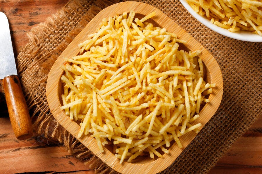 Foto Batata Palha em Tigela de Madeira com Faca Rústica