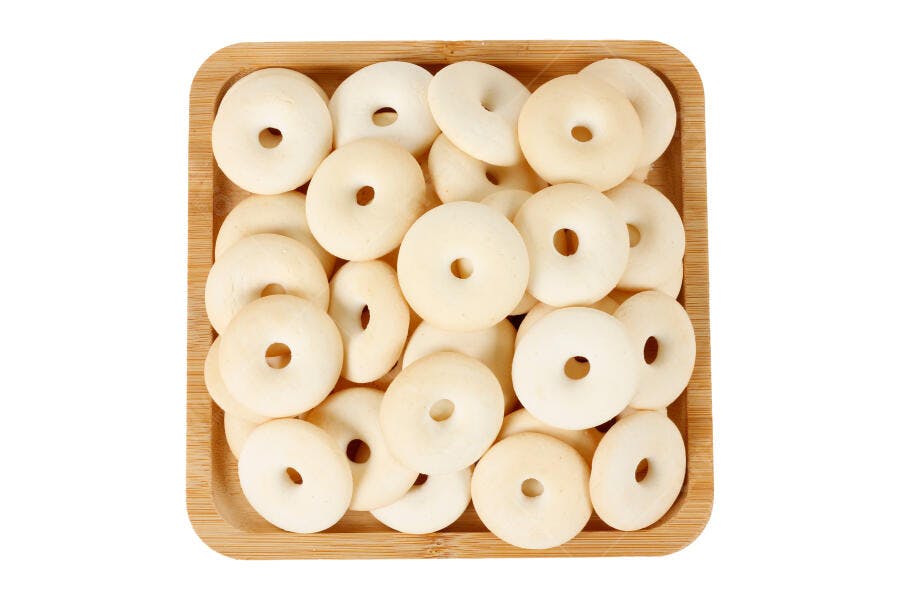 Foto Biscoito de Polvilho Doce Bandeja Madeira Fundo Branco