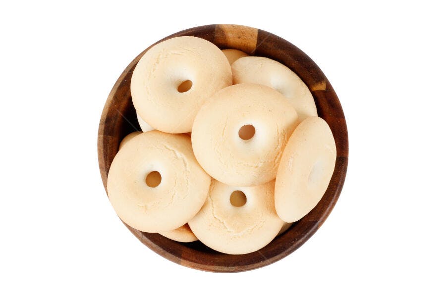 Foto Biscoito de Polvilho Doce Tigela de Madeira Fundo Branco