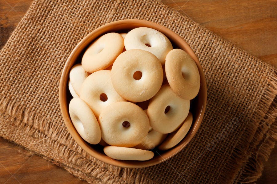 Foto Biscoito de Polvilho Tigela Rústica Fundo Madeira