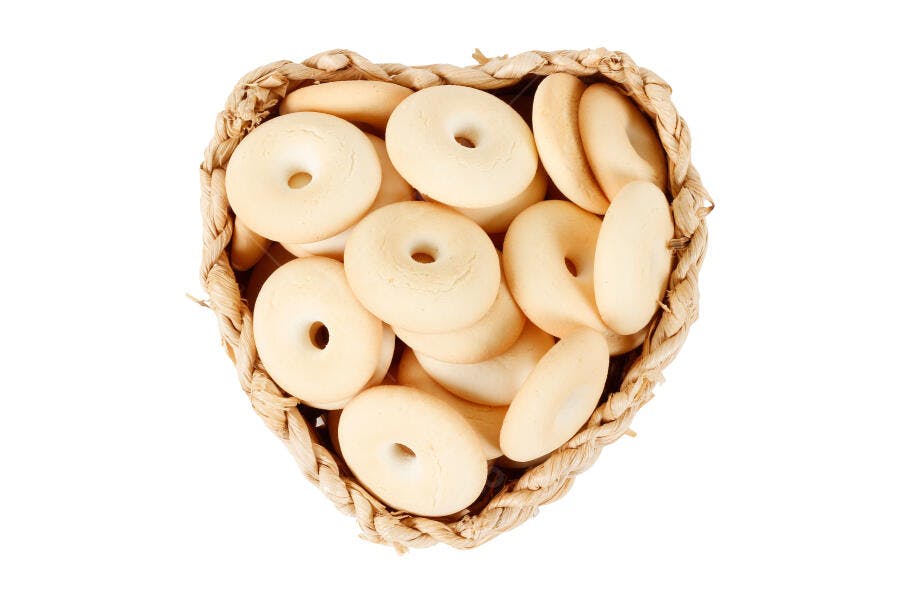 Foto Biscoitos de Polvilho Cesta de Palha Fundo Branco