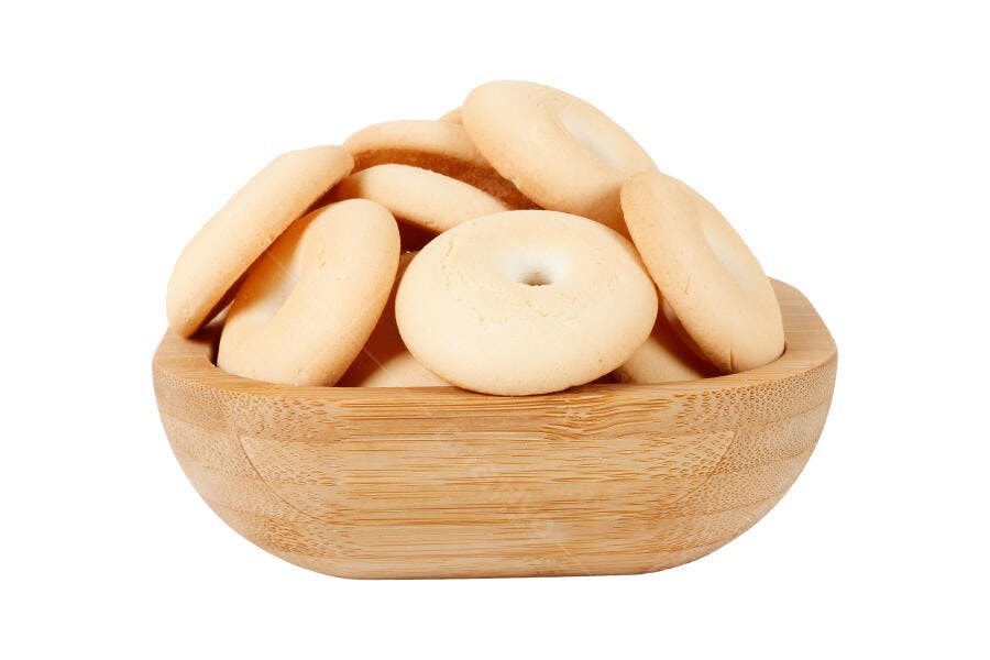 Foto Biscoitos de Polvilho Tigela Madeira Fundo Branco