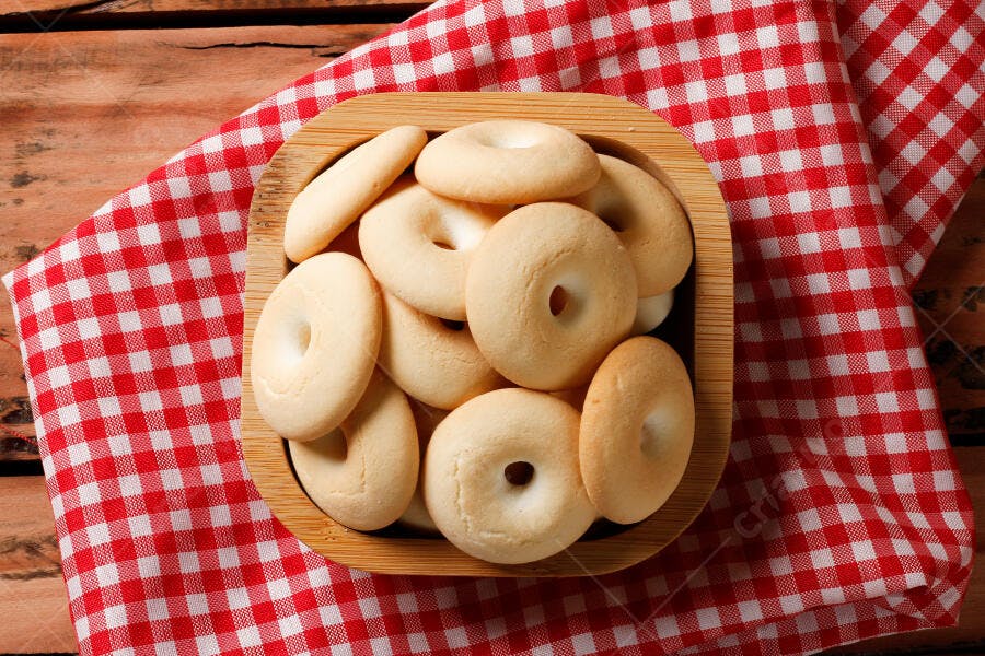 Foto Biscoito de Polvilho Doce Tigela Madeira Fundo Xadrez