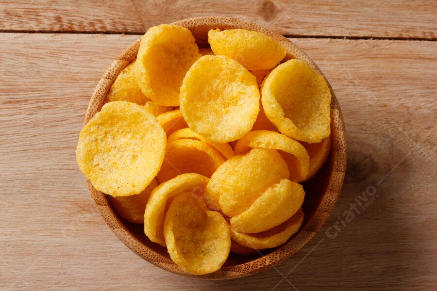 Foto Salgadinho de Milho Frito Tigela Madeira Snack
