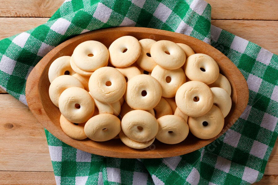 Foto Biscoito de Polvilho Caseiro Tigela Madeira Fundo Rústico