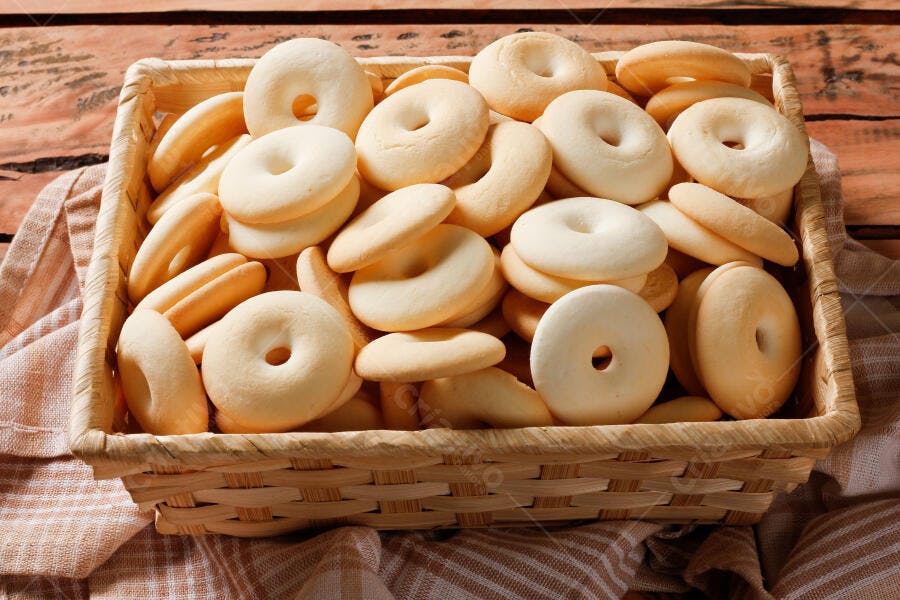 Foto Biscoitos de Nata Caseiros Cesta Rústica Fundo Madeira