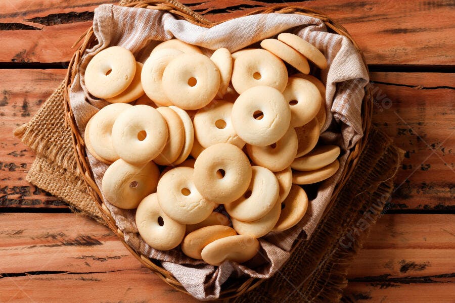 Foto Biscoitos de Polvilho Cesta Coração Rústica Madeira