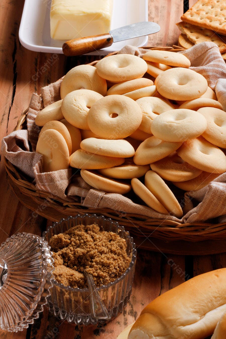 Foto Biscoitos de Polvilho Cesta Rústica com Manteiga e Açúcar Mascavo