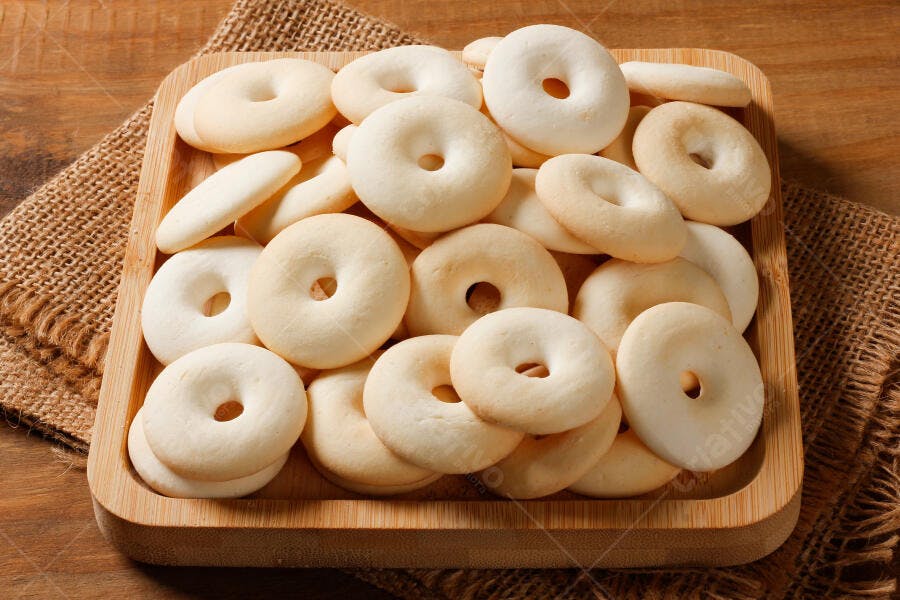 Foto Biscoitos de Polvilho Doce em Tigela de Madeira