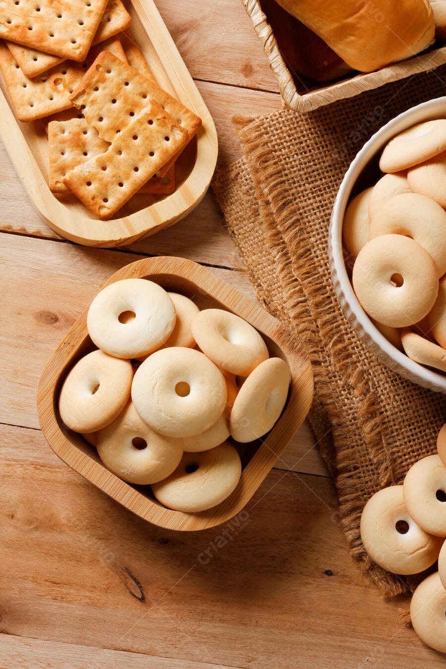 Foto Biscoitos Polvilho e Cream Cracker Tigelas Madeira