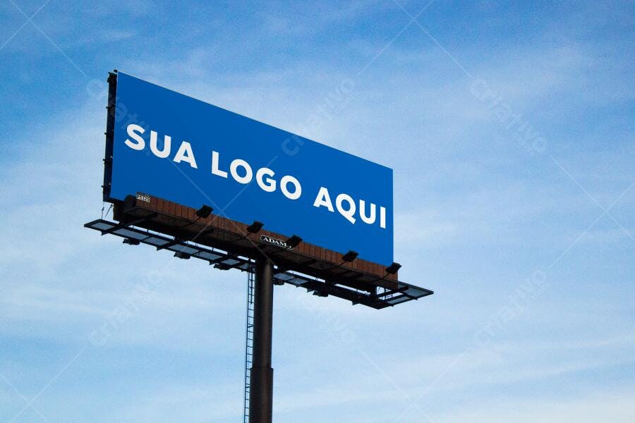Mockup Outdoor Painel Publicitário Céu Azul Editável