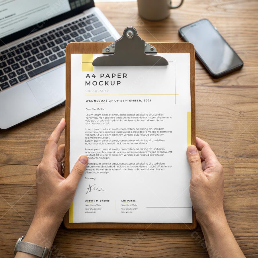 Mockup Papel A4 Prancheta Mãos Segurando Mesa Madeira Editável