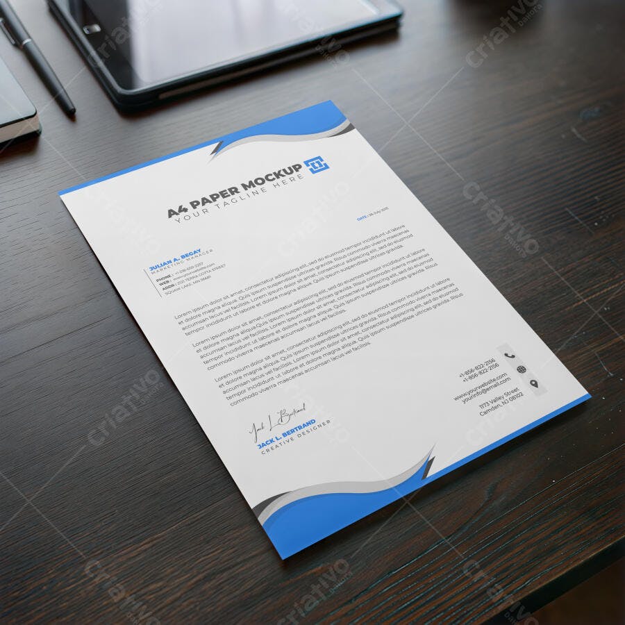 Mockup Papel Timbrado A4 Mesa Madeira Escura Editável