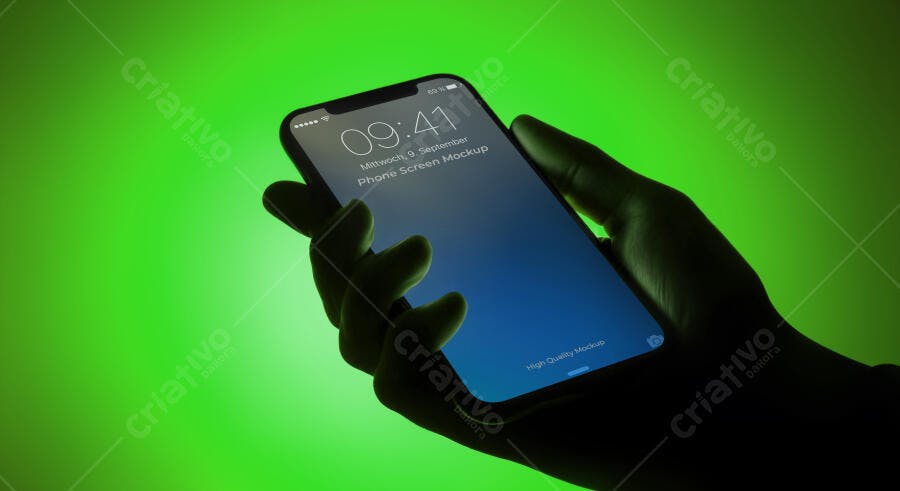 Mockup Celular Mãos Segurando Tela Verde Editável