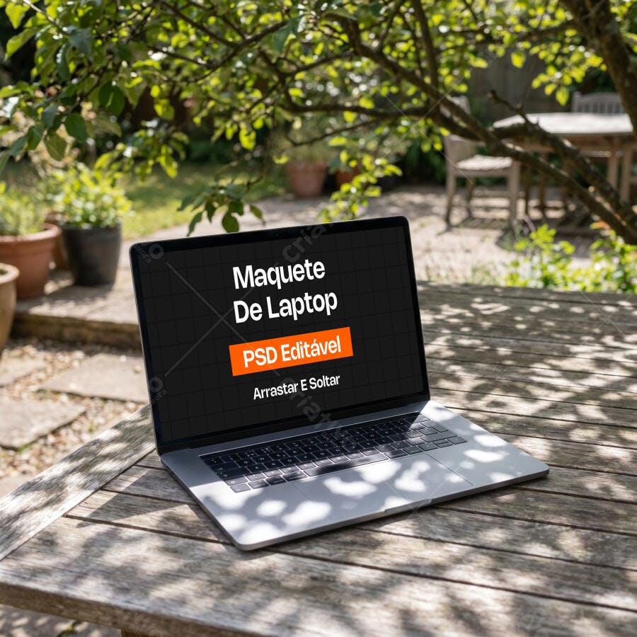 Mockup Notebook Prata Mesa Madeira Jardim Editável