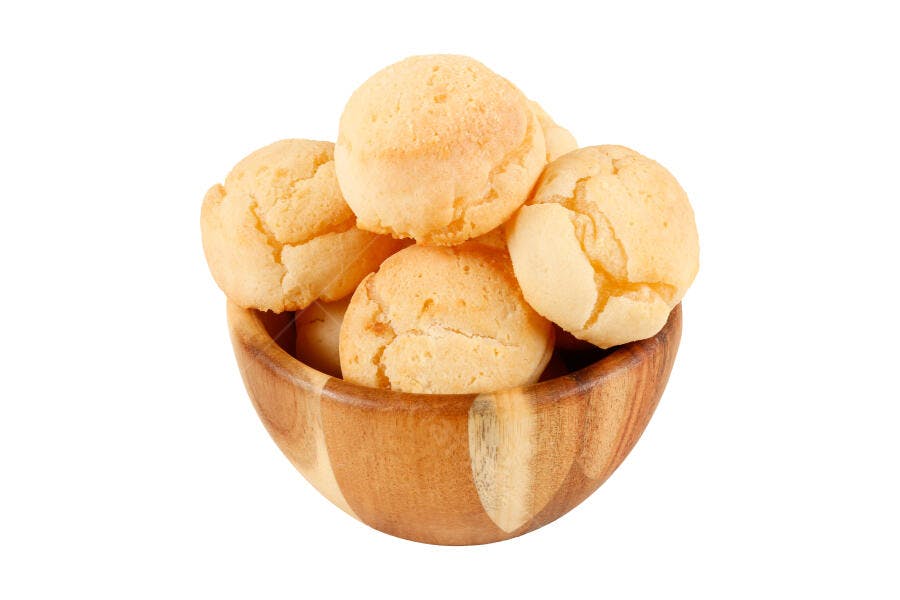 Foto Pão de Queijo em Tigela de Madeira Fundo Branco
