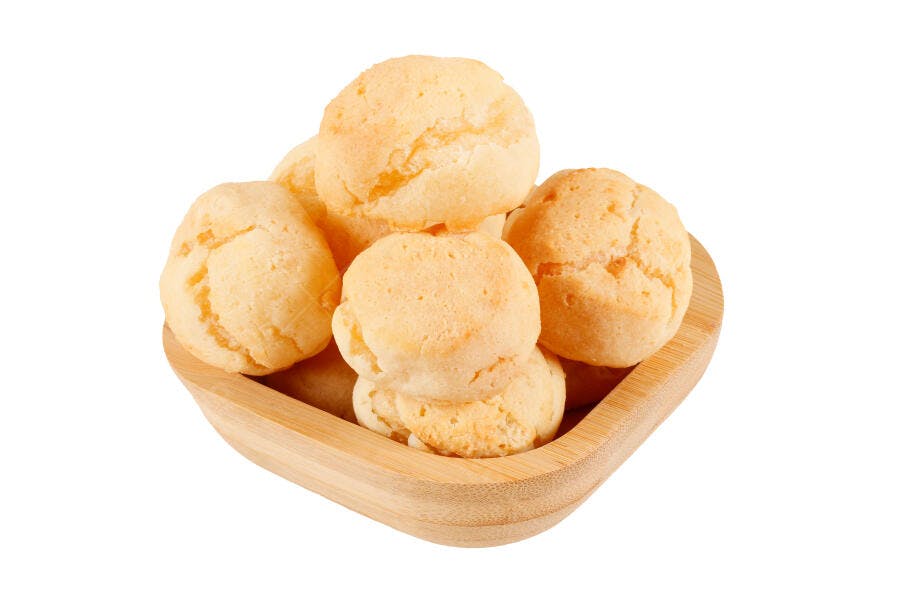 Foto Pão de Queijo em Tigela de Madeira Fundo Branco